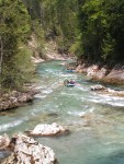 Perly alpskch ek - kvten 2006, Jeden z nejoblbenjch raftovch zjezd do Rakouska a Slovinska opt nezklamal. Krsn poas, tuln kemp a tyrkysov, kilov ist voda s kulisou vpencovch tt Alp. - fotografie 297