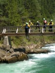 Perly alpskch ek - kvten 2006, Jeden z nejoblbenjch raftovch zjezd do Rakouska a Slovinska opt nezklamal. Krsn poas, tuln kemp a tyrkysov, kilov ist voda s kulisou vpencovch tt Alp. - fotografie 346