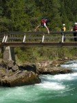 Perly alpskch ek - kvten 2006, Jeden z nejoblbenjch raftovch zjezd do Rakouska a Slovinska opt nezklamal. Krsn poas, tuln kemp a tyrkysov, kilov ist voda s kulisou vpencovch tt Alp. - fotografie 349