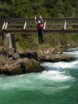 Perly alpskch ek - kvten 2006, Jeden z nejoblbenjch raftovch zjezd do Rakouska a Slovinska opt nezklamal. Krsn poas, tuln kemp a tyrkysov, kilov ist voda s kulisou vpencovch tt Alp. - fotografie 351