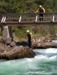 Perly alpskch ek - kvten 2006, Jeden z nejoblbenjch raftovch zjezd do Rakouska a Slovinska opt nezklamal. Krsn poas, tuln kemp a tyrkysov, kilov ist voda s kulisou vpencovch tt Alp. - fotografie 352