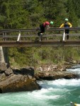 Perly alpskch ek - kvten 2006, Jeden z nejoblbenjch raftovch zjezd do Rakouska a Slovinska opt nezklamal. Krsn poas, tuln kemp a tyrkysov, kilov ist voda s kulisou vpencovch tt Alp. - fotografie 355