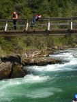 Perly alpskch ek - kvten 2006, Jeden z nejoblbenjch raftovch zjezd do Rakouska a Slovinska opt nezklamal. Krsn poas, tuln kemp a tyrkysov, kilov ist voda s kulisou vpencovch tt Alp. - fotografie 357