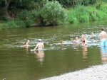 JIŽNÍ PERLY ČESKÝCH ŘEK, Nádherné počasí a skvělá nálada panovala od první chvíle. Berounka měla nad poměry nádhernou vodu stejně jako Otava a Vltava. Následné ochlazení a deště poněkud schladili i počáteční nadšení, ale přes - fotografie 29
