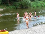 JIŽNÍ PERLY ČESKÝCH ŘEK, Nádherné počasí a skvělá nálada panovala od první chvíle. Berounka měla nad poměry nádhernou vodu stejně jako Otava a Vltava. Následné ochlazení a deště poněkud schladili i počáteční nadšení, ale přes - fotografie 30