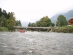 Podzimn RAFTING pod Grossglocknerem, Posledn zahranin rafting sezony 2006 se skuten vydail. Pohodln autobus, slunen a nebvale tepl poas, navc skvle vychytan voda. PROST PARDA NA ZVR SEZONY. - fotografie 31