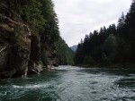 Podzimn RAFTING pod Grossglocknerem, Posledn zahranin rafting sezony 2006 se skuten vydail. Pohodln autobus, slunen a nebvale tepl poas, navc skvle vychytan voda. PROST PARDA NA ZVR SEZONY. - fotografie 39