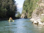 Podzimn RAFTING pod Grossglocknerem, Posledn zahranin rafting sezony 2006 se skuten vydail. Pohodln autobus, slunen a nebvale tepl poas, navc skvle vychytan voda. PROST PARDA NA ZVR SEZONY. - fotografie 132