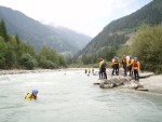 Podzimn RAFTING pod Grossglocknerem, Posledn zahranin rafting sezony 2006 se skuten vydail. Pohodln autobus, slunen a nebvale tepl poas, navc skvle vychytan voda. PROST PARDA NA ZVR SEZONY. - fotografie 196