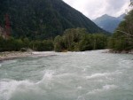 RAFTING, CANYONING a HYDROSPEED v Julskch Alpch, Poasko, stejn jako parta bylo super. Vody akort a zitk milion. Prost bjen kombinace. - fotografie 234