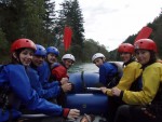 Posledn podzimn rafting, Na zvr sezny se sela na raftech bezvadn parta. I pi nich stavech vody jsme si raftovn pardn uili. - fotografie 1