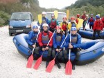 Posledn podzimn rafting, Na zvr sezny se sela na raftech bezvadn parta. I pi nich stavech vody jsme si raftovn pardn uili. - fotografie 12