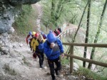 Posledn podzimn rafting, Na zvr sezny se sela na raftech bezvadn parta. I pi nich stavech vody jsme si raftovn pardn uili. - fotografie 27