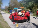 Posledn podzimn rafting, Na zvr sezny se sela na raftech bezvadn parta. I pi nich stavech vody jsme si raftovn pardn uili. - fotografie 53