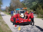 Posledn podzimn rafting, Na zvr sezny se sela na raftech bezvadn parta. I pi nich stavech vody jsme si raftovn pardn uili. - fotografie 54